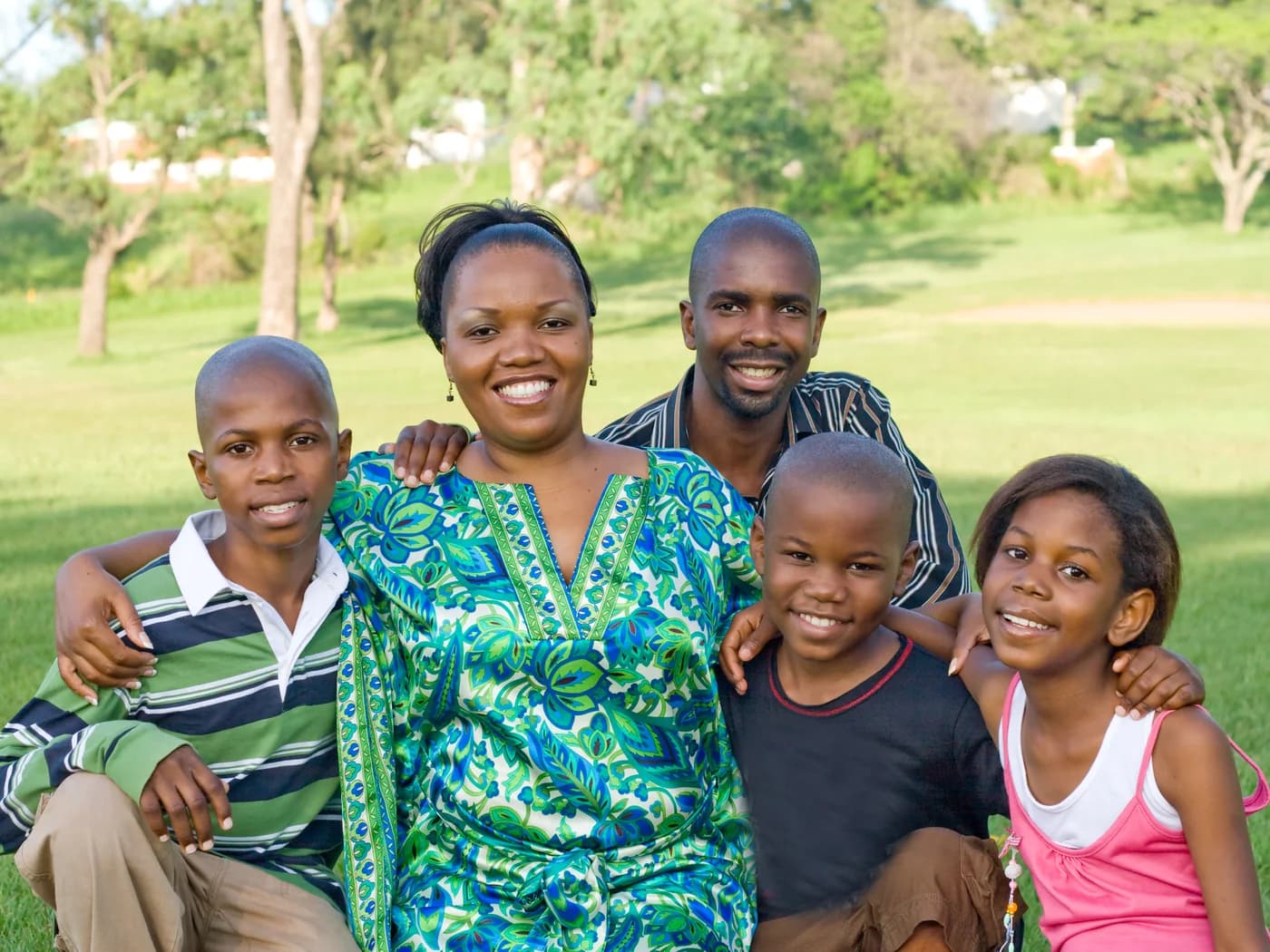 Une famille réunie et souriante dans un parc