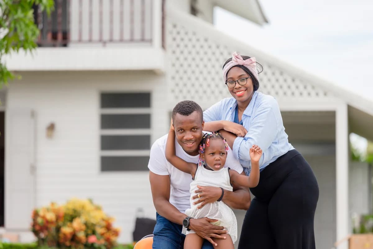 Une famille devant le logement qu'elle vient d'acquérir