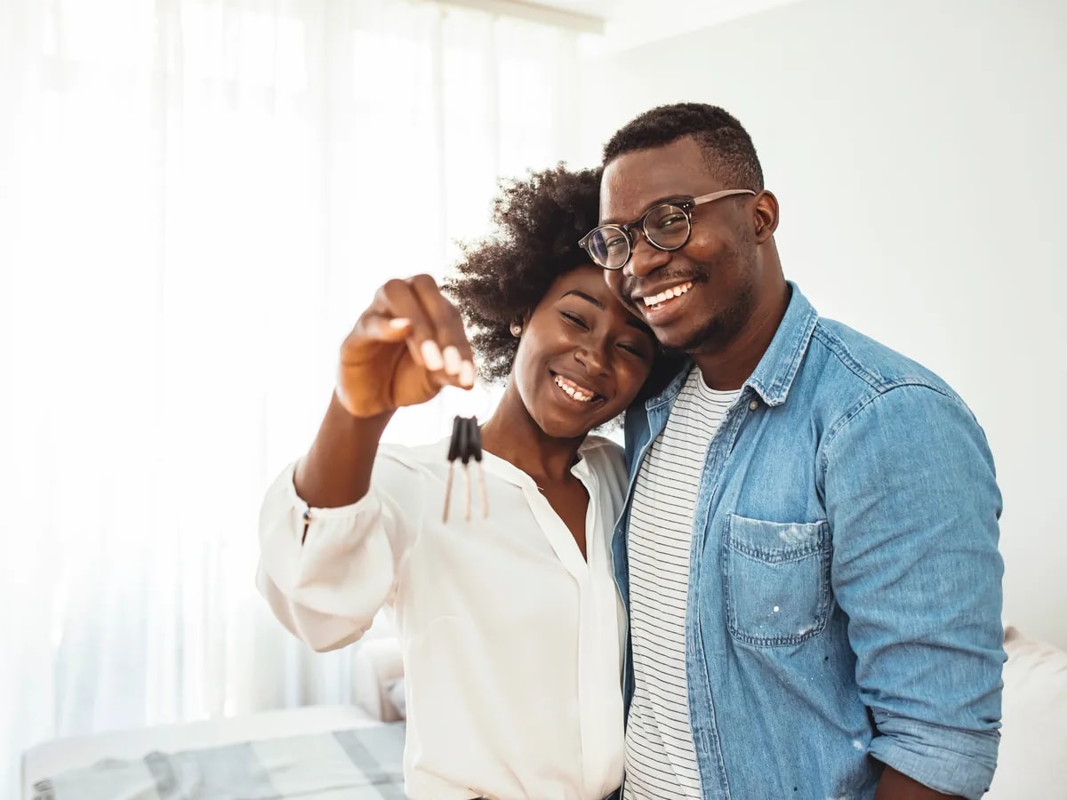Un couple tient les clés de son logement