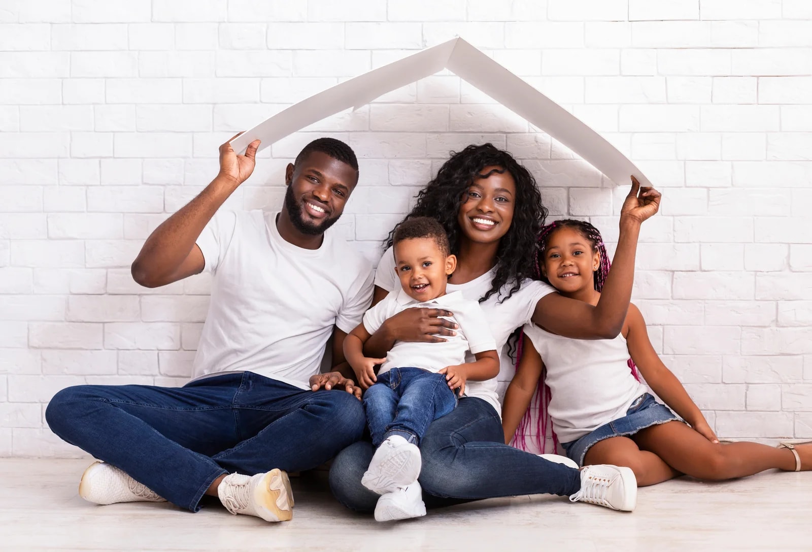 Une famille assise sous un toit symbolique